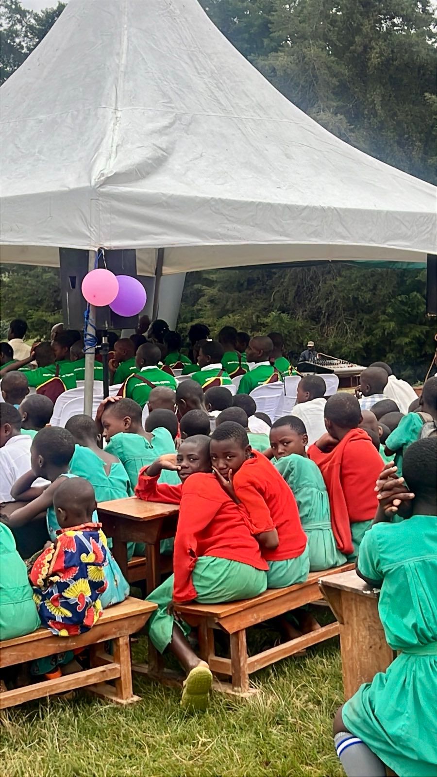 Újjászületett iskola egy tó közepén  - Uganda 