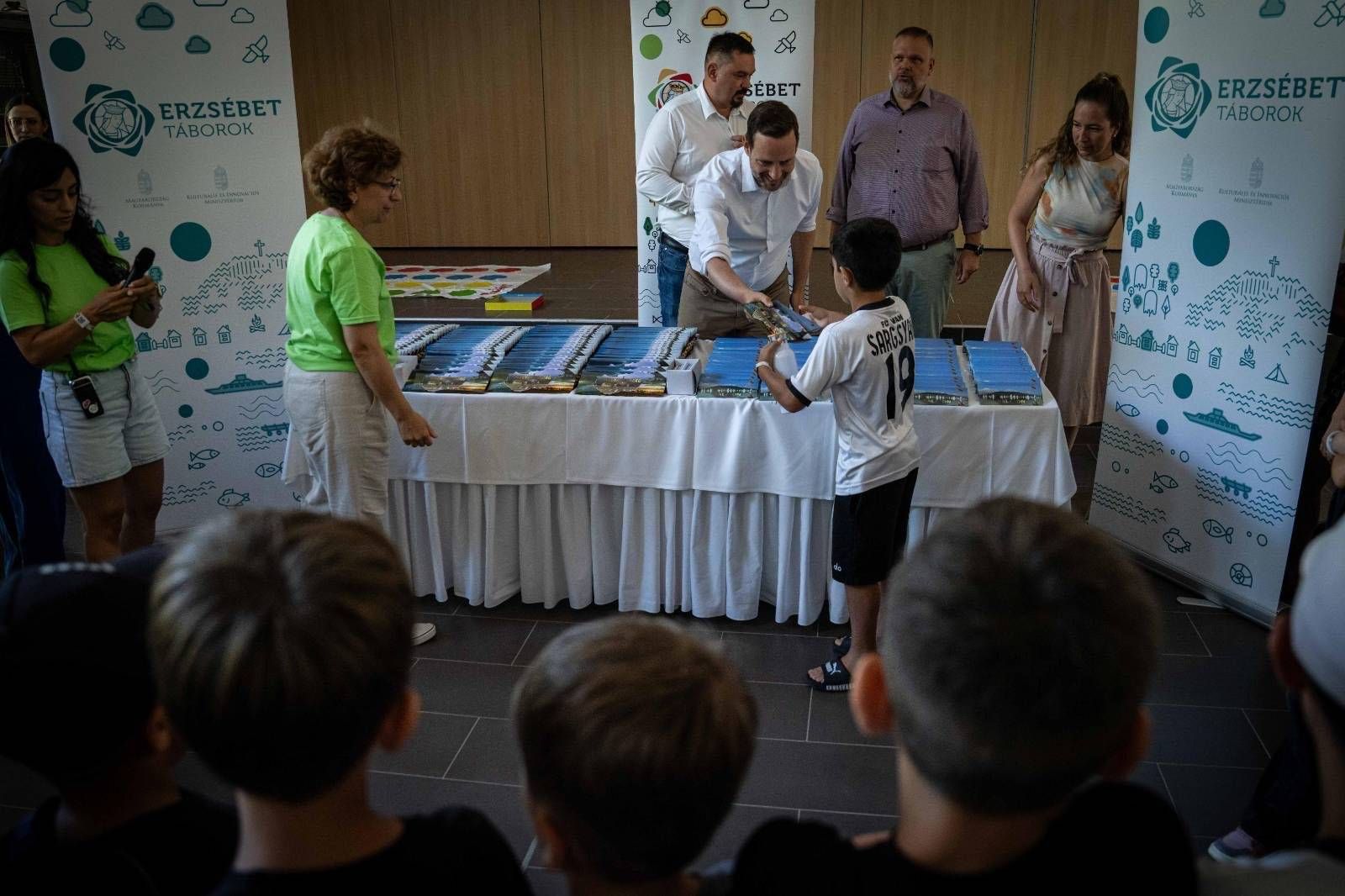Karabahi örmény gyerekek nyaralnak a  Balatonnál a Hungary Helps program segítségével