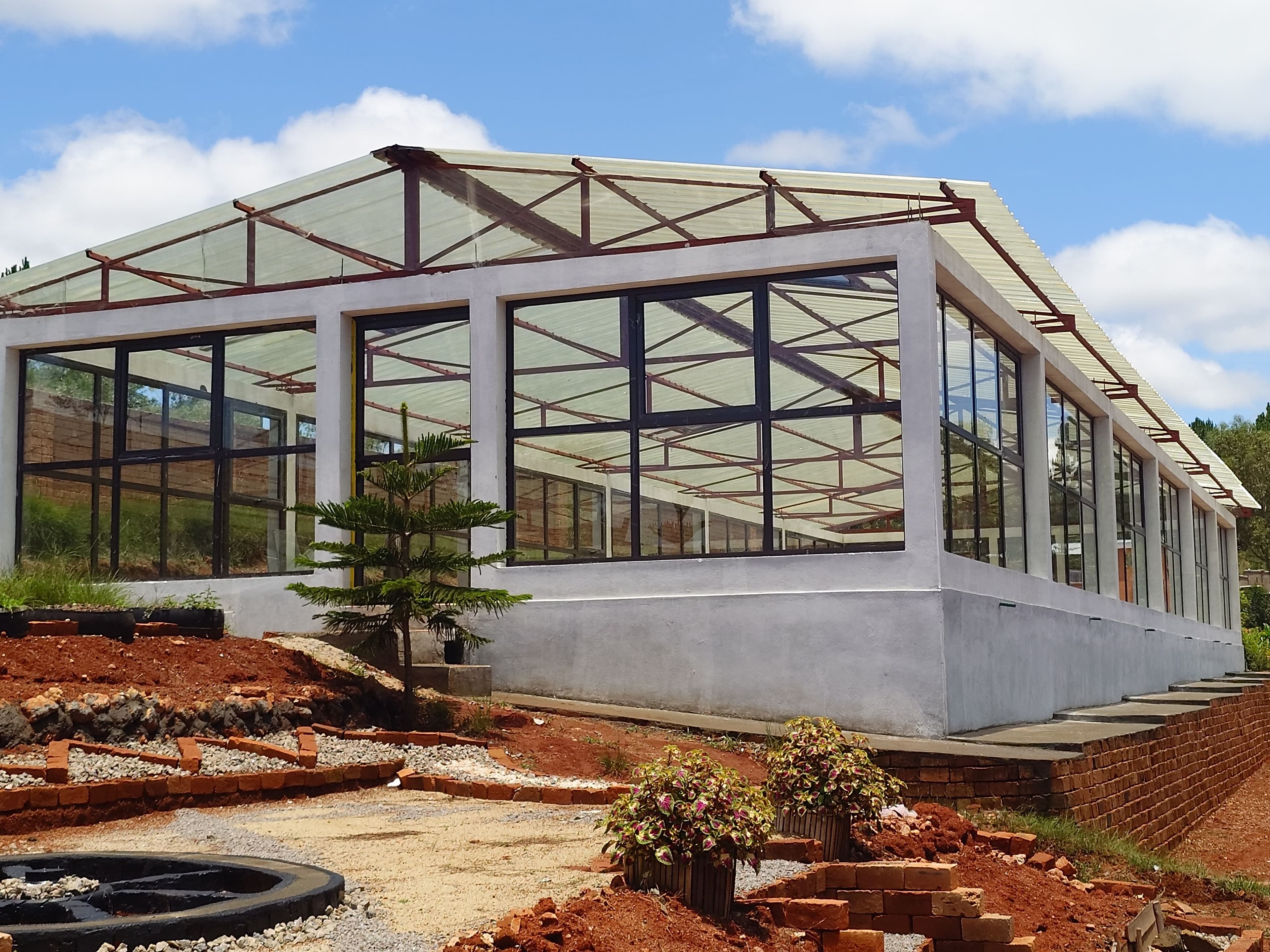 Construction of a sapling propagation tissue laboratory in Madagascar as part of the country's reforestation program