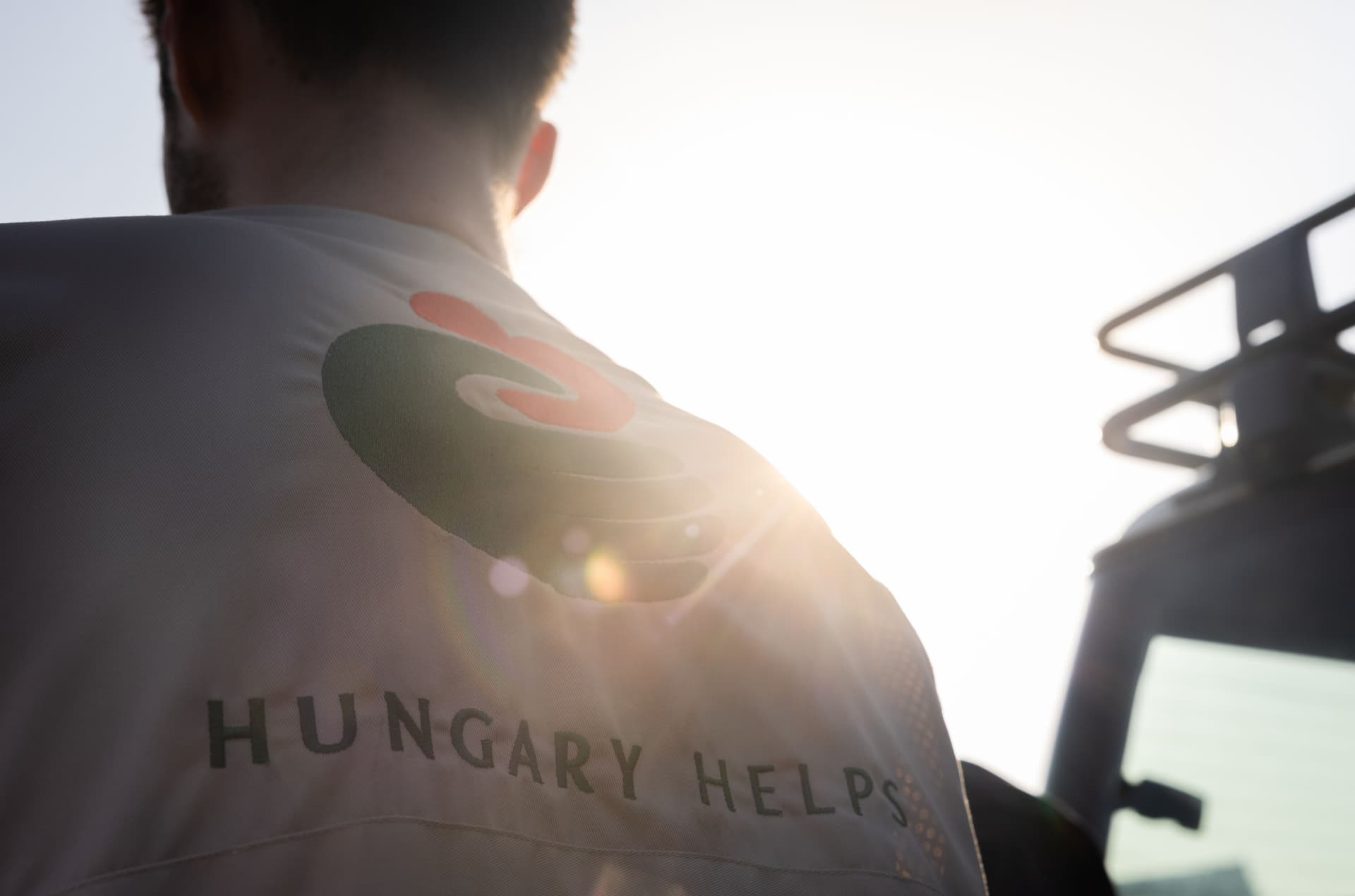 Kollégánk Hungary Helps logós mellényben 