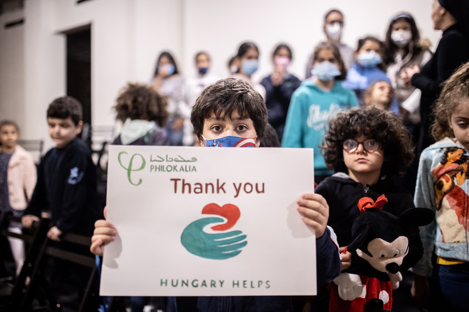 Libanoni gyermek egy saját kézzel rajzolt Hungary Helps logóval, rajta a felirat: "Thank you!"